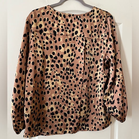 DR2 Designer Satin Tan and Black Pattern Print Blouse Women’s Size Large - Picture 5 of 16